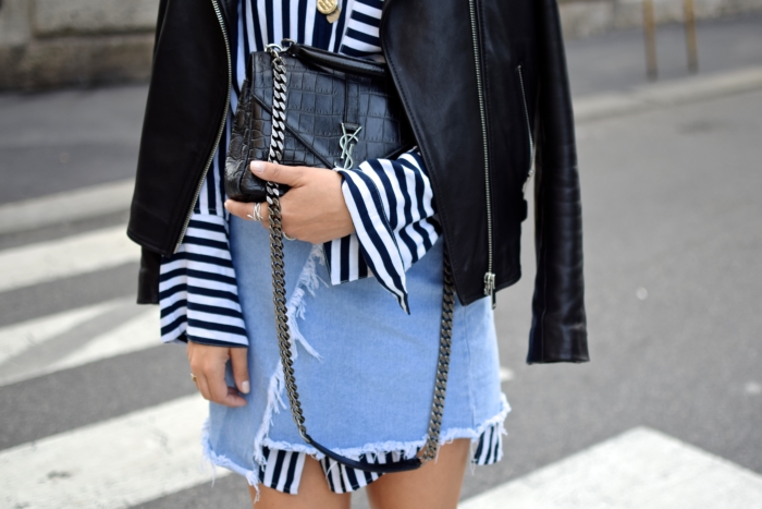 Details, Saint Laurent Tasche, schwarz weiße Bluse, heller Jeansrock mit Fransen