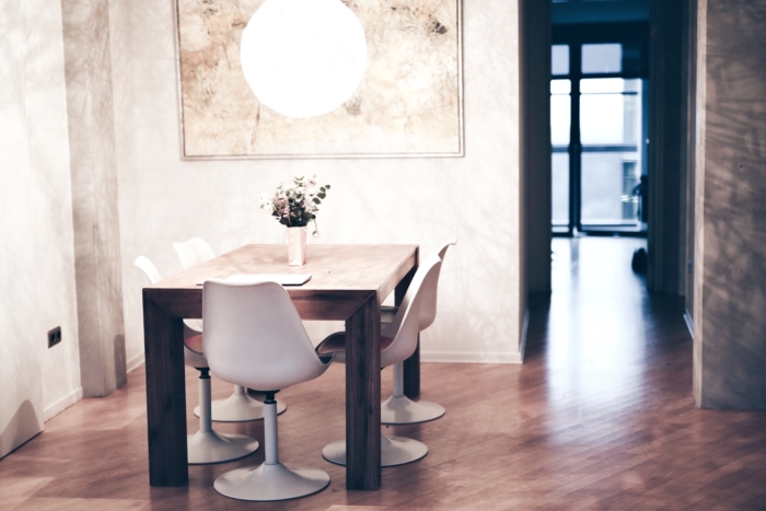 Fewo Direkt, Wohnraum, Tisch mit Stühlen, runde Lampe