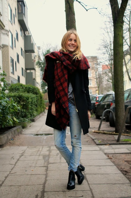 Karierter Schal kombiniert zu schwarzem Mantel von Zara