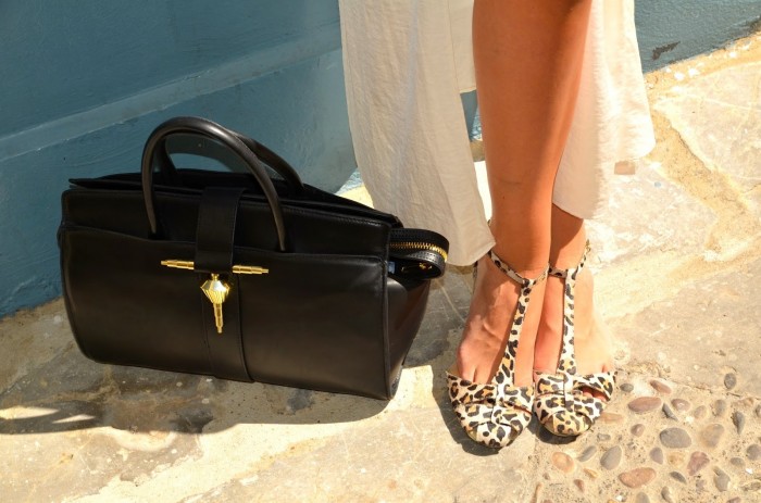 Schuhe im Leolook udn schwarze Handtasche von zara